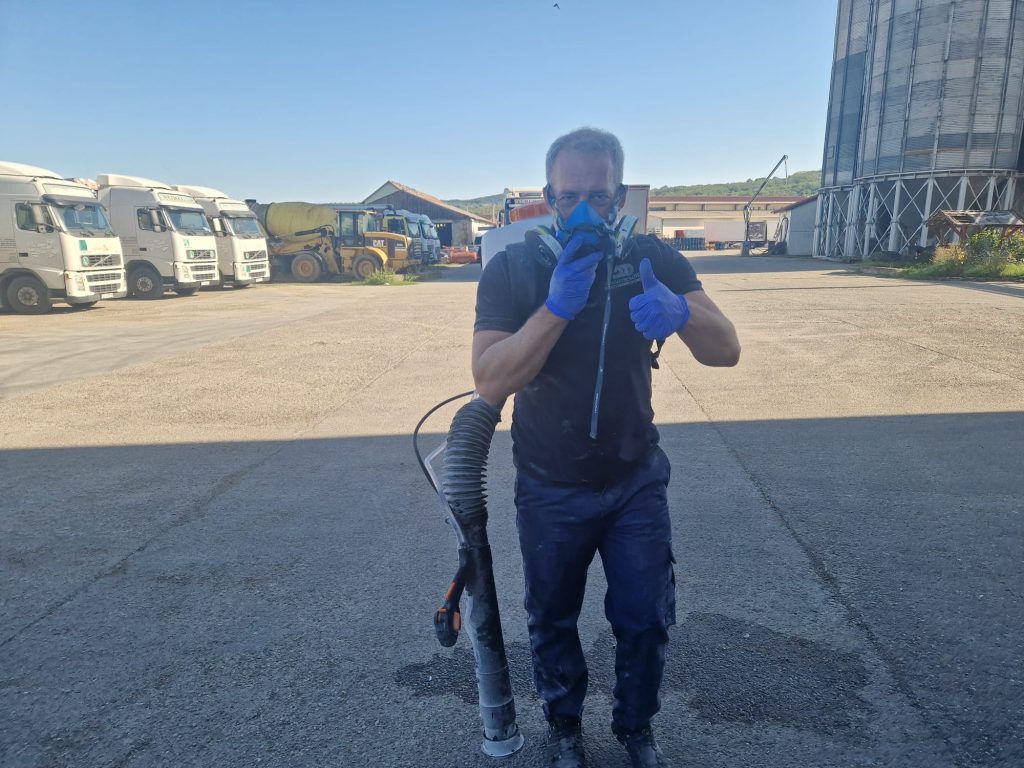Specialist servicii DDD arata like la camera in timpul unei interventii specializate